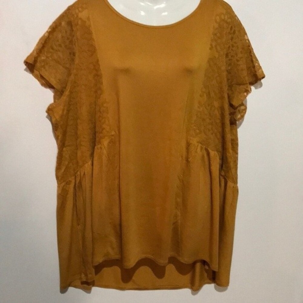 Kate & Mallory Lace Detailed Hi-Lo Top - NWT